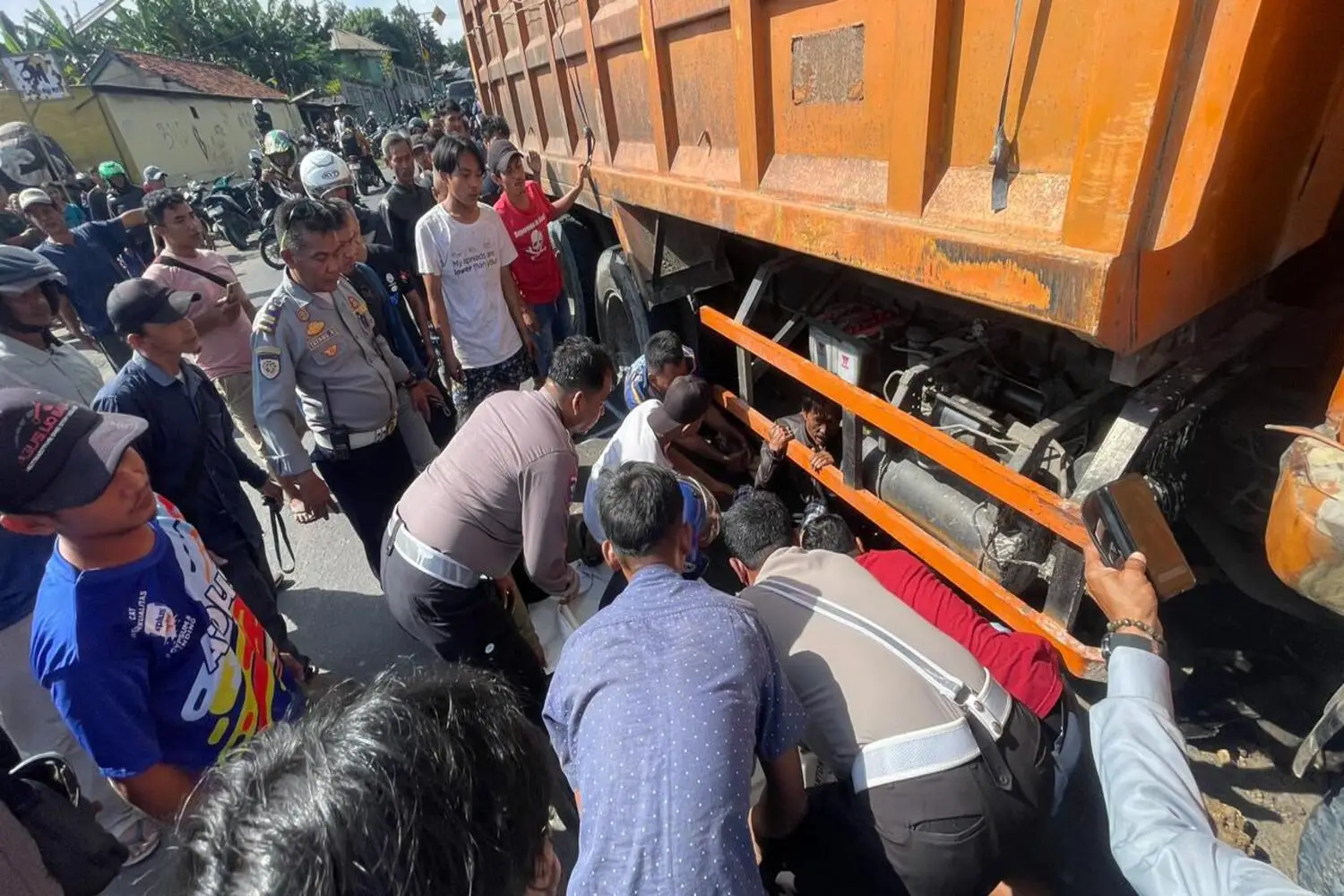 Detik-detik Evakuasi Korban Kecelakaan di Sukatani Purwakarta