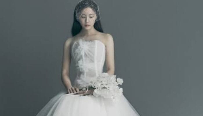 Gaya Berani Hyomin T-ARA: Tampil Memukau dengan Outfit Putih yang Ikonik