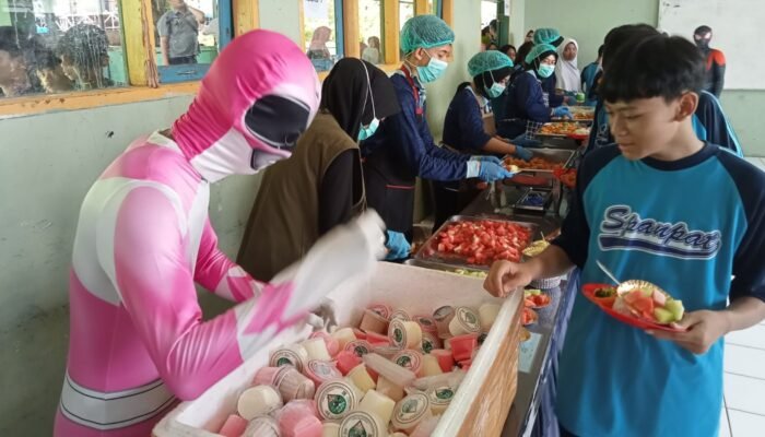Inovasi Makan Bergizi Gratis: Siswa SMPN 4 Kota Sukabumi Nikmati Sensasi Prasmanan