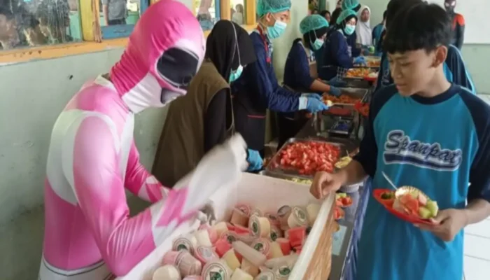 Inovasi Makan Bergizi Gratis: Siswa SMPN 4 Kota Sukabumi Nikmati Sensasi Prasmanan