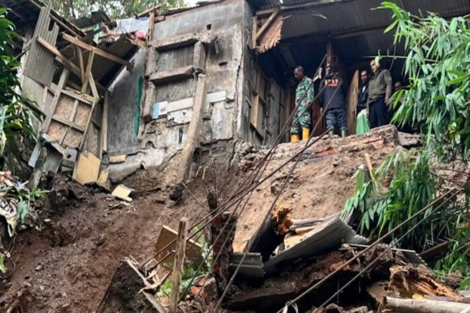 Janji Manis yang Runtuh Bersama Puing Bangunan UMKM: Longsor Sriwidari Berulang, Korban Merasa Dibiarkan