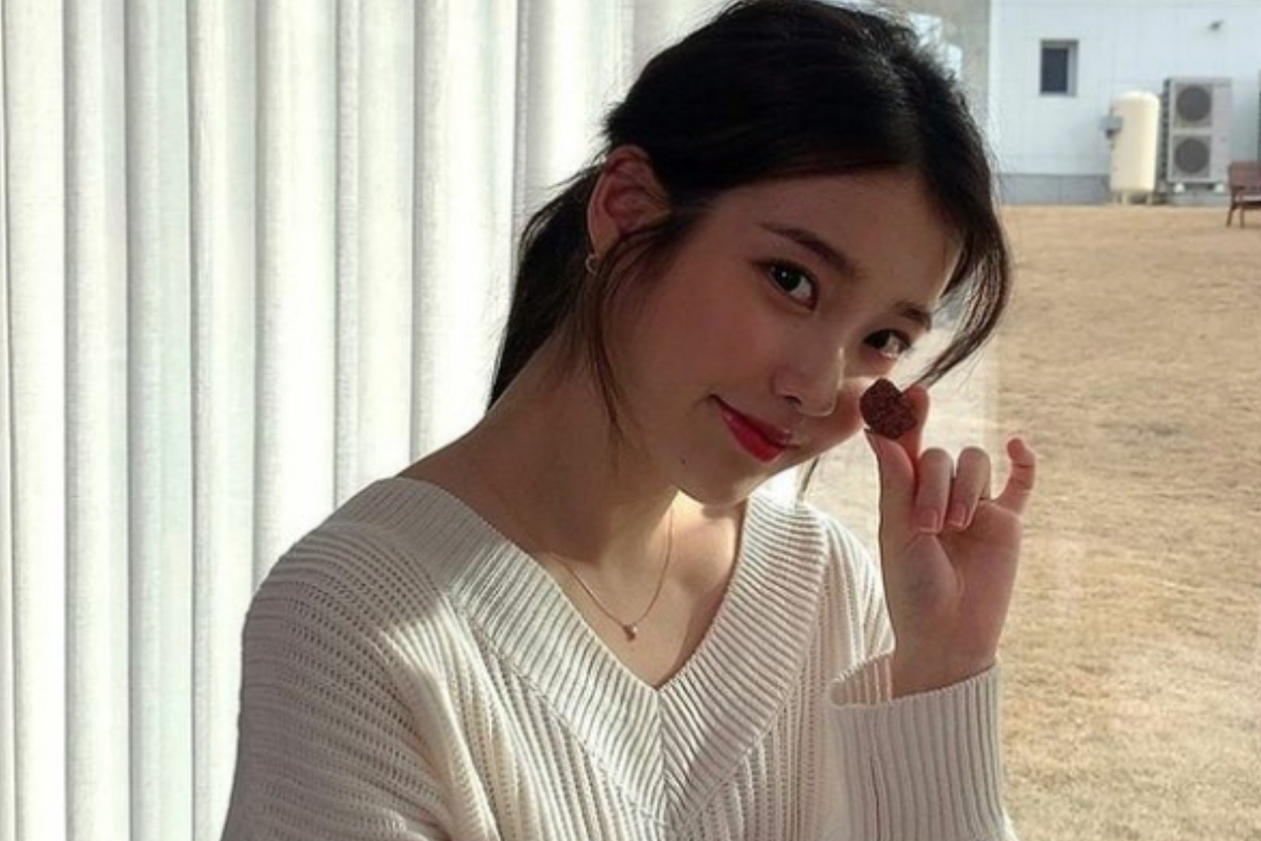 Kecantikan Alami IU Tanpa Riasan Berlebihan