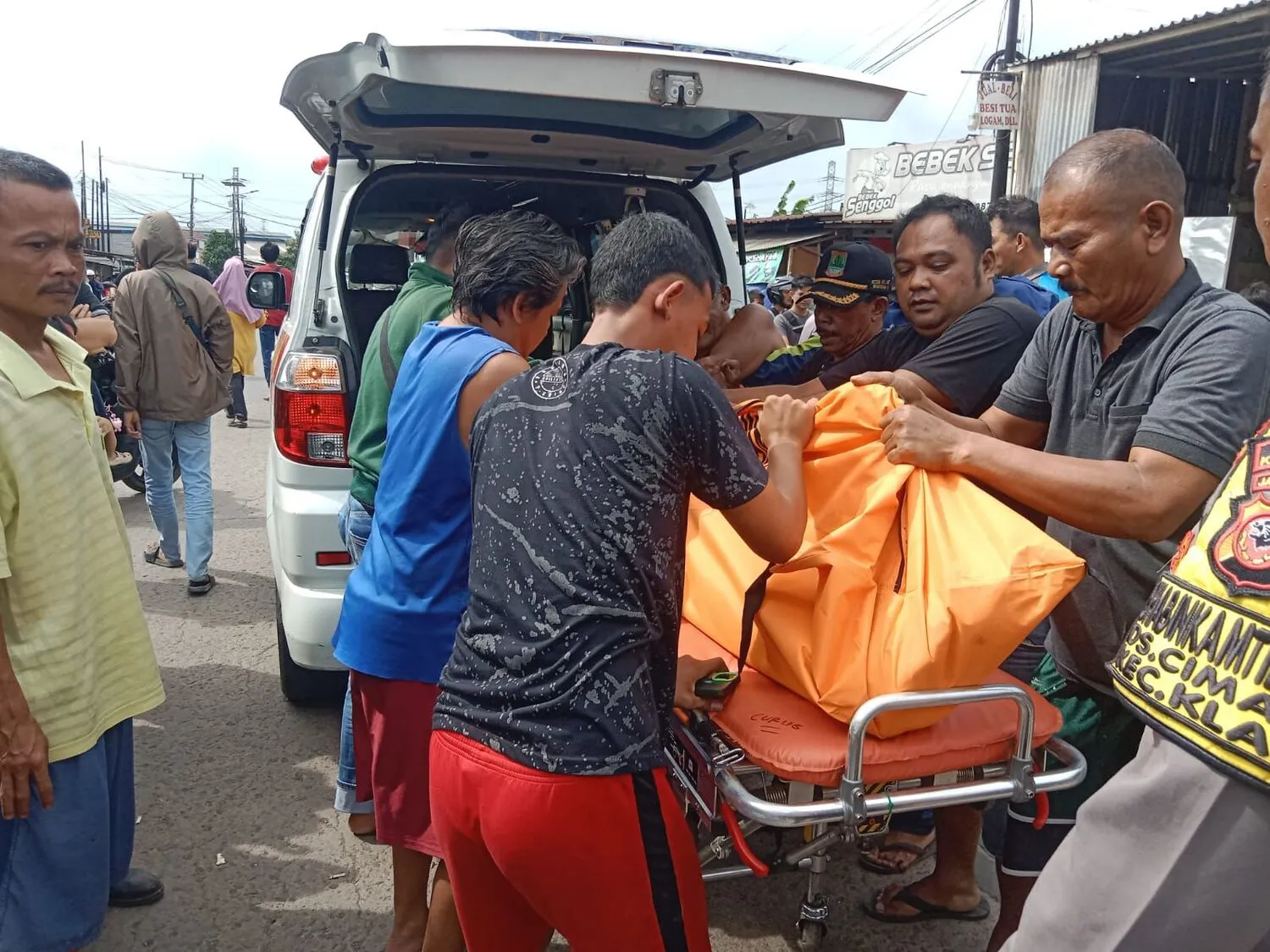 Kecelakaan Lalu-lintas Minggu Siang di Karawang Berujung Maut 1 Kecelakaan Lalu-lintas Minggu Siang di Karawang Berujung Maut