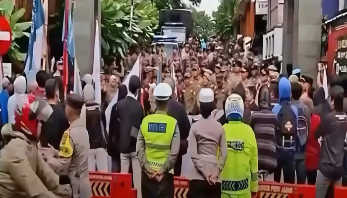 Ketegangan Pecah di Lembur Pakuan Saat Aksi Massa