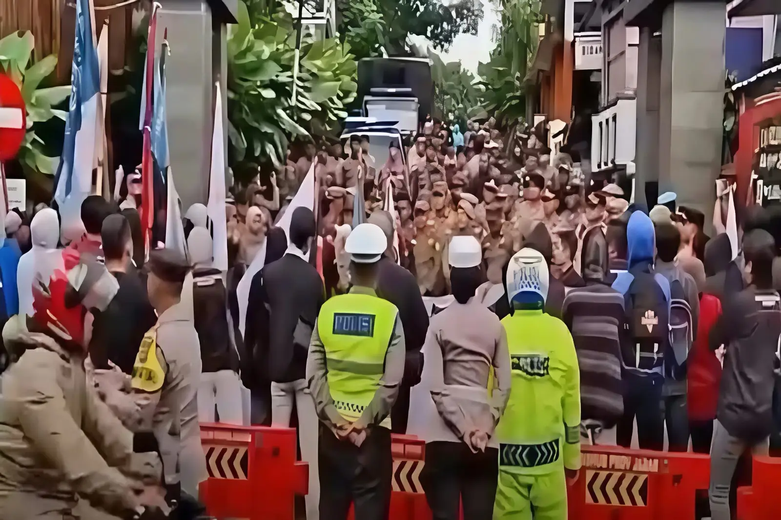 Ketegangan Pecah di Lembur Pakuan Saat Aksi Massa