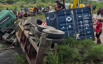 Kronologi Truk Kontainer Timpa Sedan di Karawang 4 Kronologi Truk Kontainer Timpa Sedan di Karawang