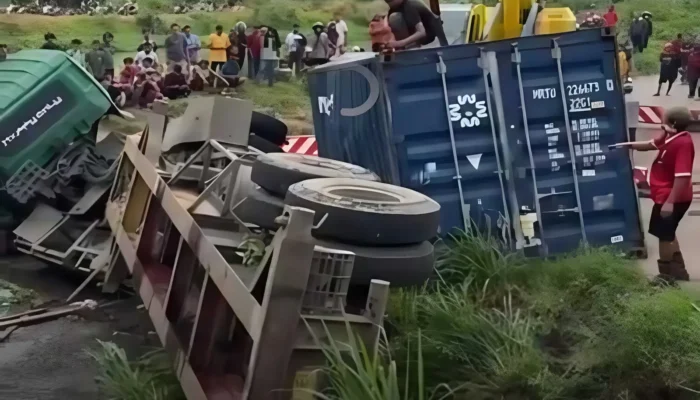 Kronologi Truk Kontainer Timpa Sedan di Karawang