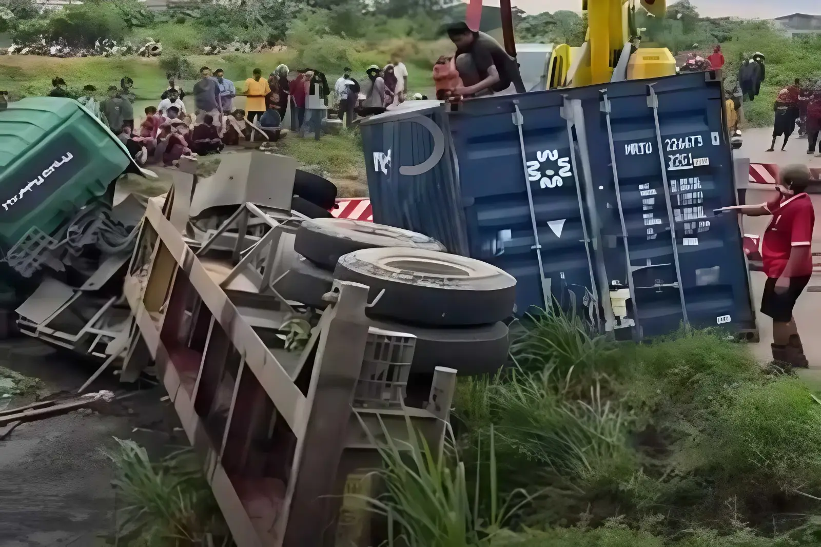 Kronologi Truk Kontainer Timpa Sedan di Karawang