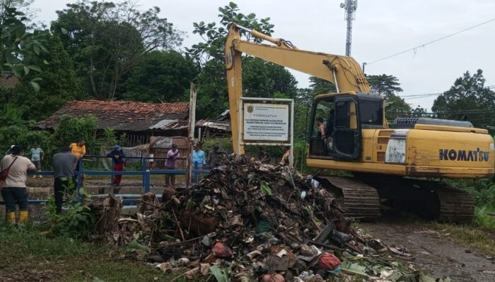 Lautan Sampah 60 Ton di Kali Cikaret Dibersihkan, Camat Cibinong Usulkan Pasang Dua Jaring Raksasa