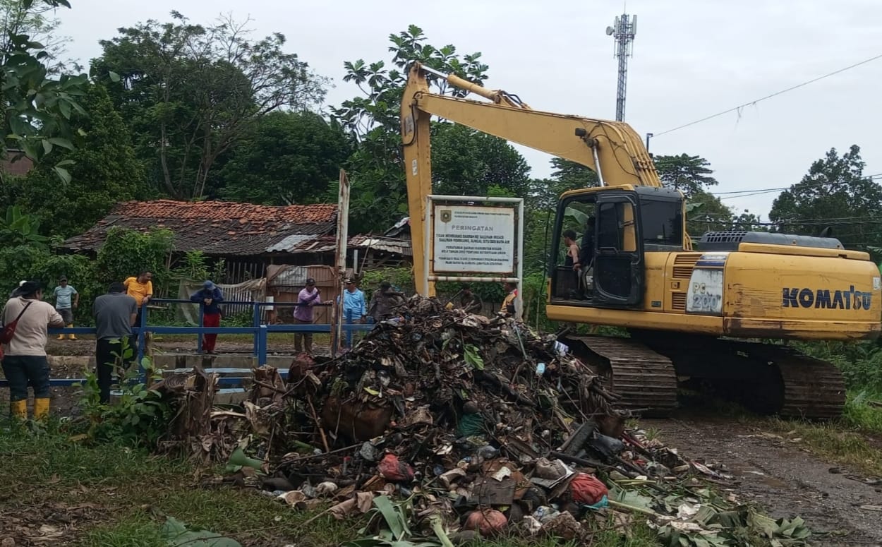 Lautan Sampah 60 Ton di Kali Cikaret Dibersihkan, Camat Cibinong Usulkan Pasang Dua Jaring Raksasa