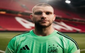Maarten Paes Resmi Berseragam Ajax