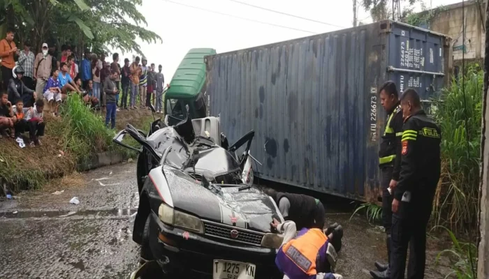 Malapetaka di Karawang Timur, Truk Kontainer Remukkan Minibus