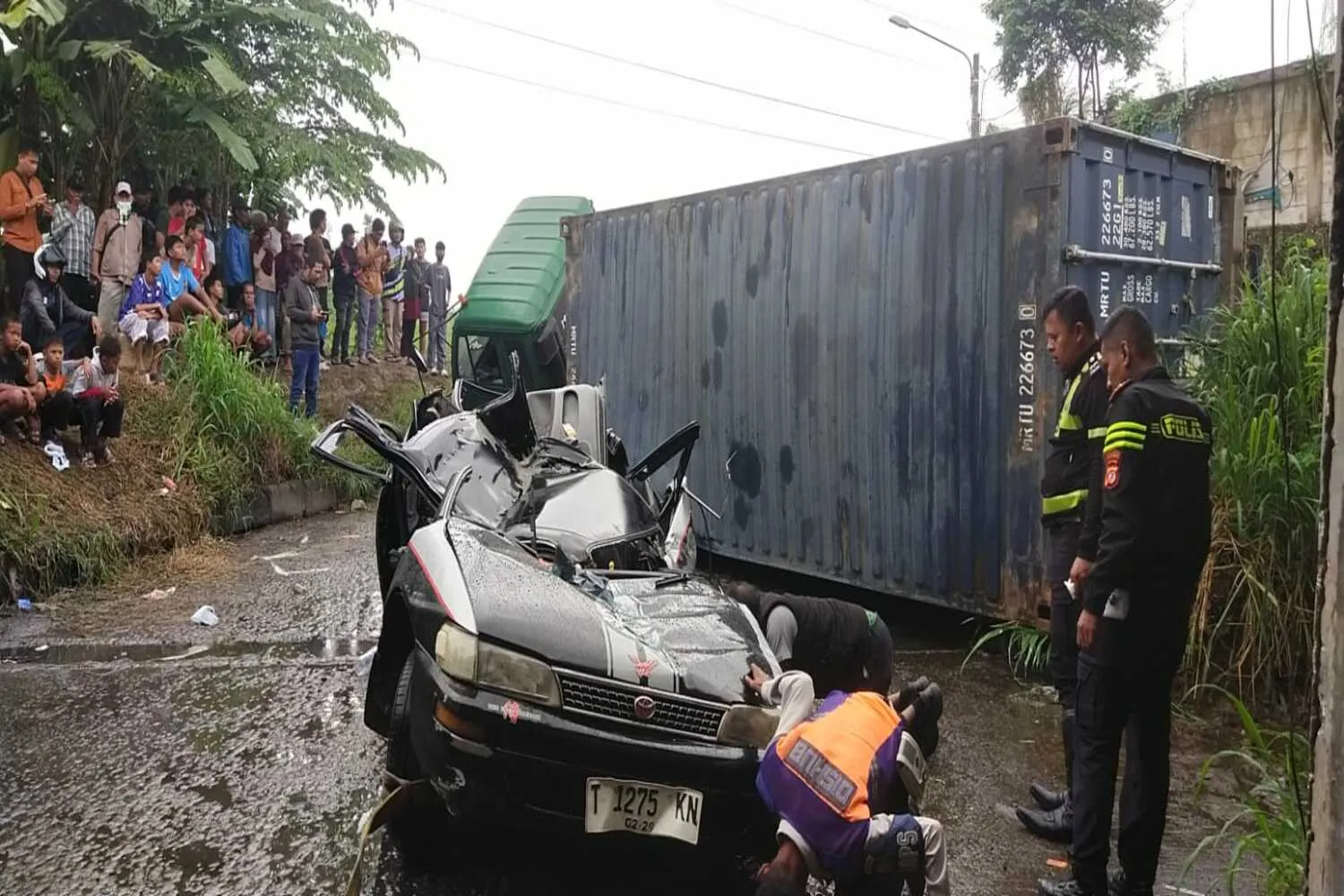 Malapetaka di Karawang Timur, Truk Kontainer Remukkan Minibus