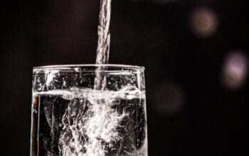 Minum Air 4 Liter Sehari: Manfaat vs Risiko bagi Tubuh