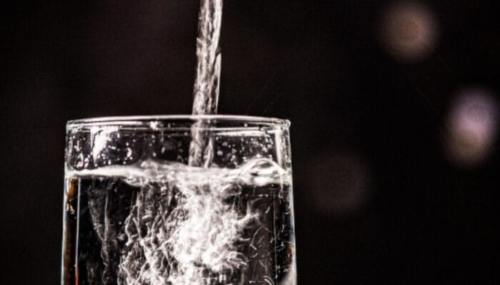 Minum Air 4 Liter Sehari: Manfaat vs Risiko bagi Tubuh