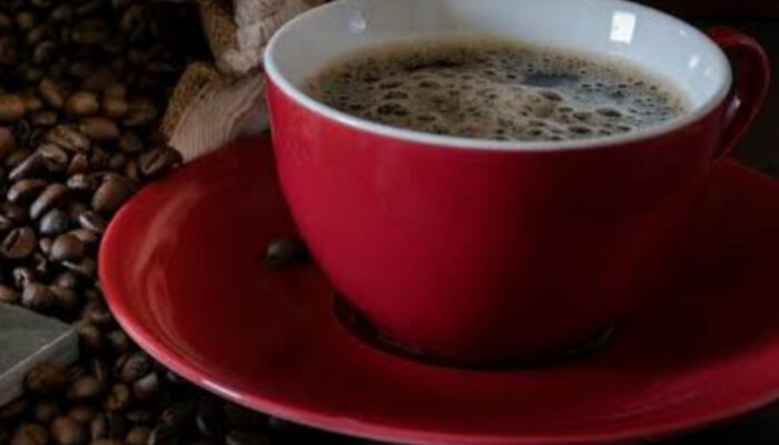 Minum Kopi Saat Sahur: Segar atau Malah Bikin Dehidrasi?