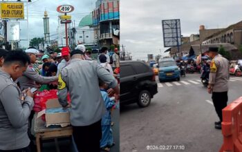 Ngabuburit Aman dan Lalu Lintas Lancar!! Polsek Citeureup Turun ke Jalan Urai Kemacetan dan Bagi-bagi Takjil