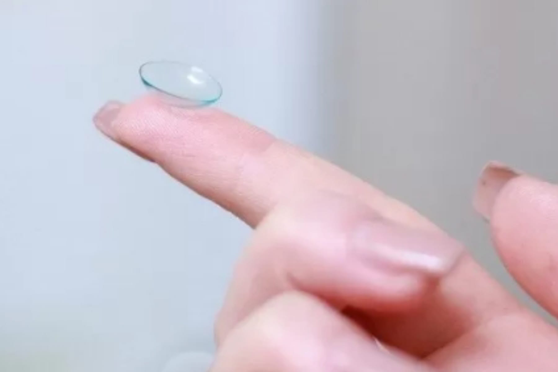 Panduan Aman Melepas Softlens demi Kesehatan Mata Optimal