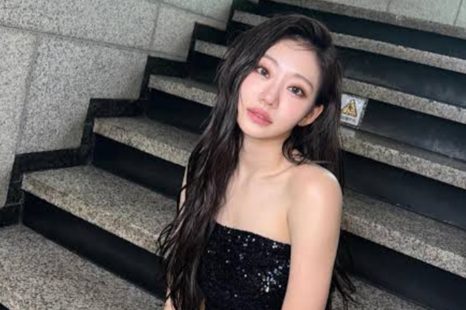 PenaKu.ID - KISS OF LIFE, girl group yang dikenal dengan citra panggung yang kuat dan energik, menunjukkan sisi yang berbeda dalam rangka merayakan Tahun Baru Imlek Byeong-o. Melalui rangkaian foto terbaru, mereka tampil memukau dengan pakaian tradisional Korea, Hanbok. Transformasi ini memperlihatkan keanggunan yang halus, namun tetap memancarkan energi sehat dan segar yang selama ini menjadi ciri khas grup tersebut di mata para penggemarnya. Pesan Hangat dan Harapan KISS OF LIFE di Tahun Baru Selain berbagi visual yang menawan, para anggota KISS OF LIFE juga menyampaikan pesan menyentuh kepada publik. Mereka mengungkapkan rasa terima kasih atas dukungan luar biasa yang diterima sepanjang tahun lalu. Di momen libur Imlek ini, mereka mengajak semua orang untuk beristirahat sejenak dari rutinitas yang padat dan menciptakan kenangan indah bersama orang-orang terkasih sambil menikmati hidangan lezat. Pesan ini menjadi pengingat akan pentingnya koneksi keluarga di tengah kesuksesan karier. Jadwal Padat KISS OF LIFE dan Rencana Comeback April Tahun 2026 diprediksi akan menjadi tahun yang sangat sibuk bagi KISS OF LIFE. Mereka dijadwalkan memulai tur pertemuan penggemar Asia bertajuk DEJA VU yang akan dibuka di Seoul pada 28 Maret mendatang. Selain tur ke empat negara, grup ini juga telah mengonfirmasi comeback mereka pada bulan April. S2 Entertainment menyatakan bahwa album baru ini akan menunjukkan pertumbuhan musikalitas yang lebih matang, menjanjikan kualitas performa yang patut dinantikan oleh para fans global.** KISS OF LIFE, Hanbok Korea, Imlek 2026, K-Pop Comeback, Asia Fan Meeting, DEJA VU Tour, S2 Entertainment, Berita Girl Group,