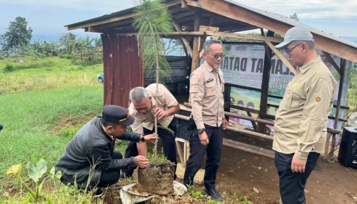 Sekda Kabupaten Bogor Ajak Warga Sukamakmur Menanam Pohon ‘Pakai Hati’