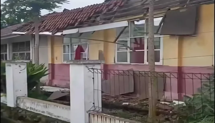 Tiga Atap SDN Jomin Barat 3 Karawang Roboh