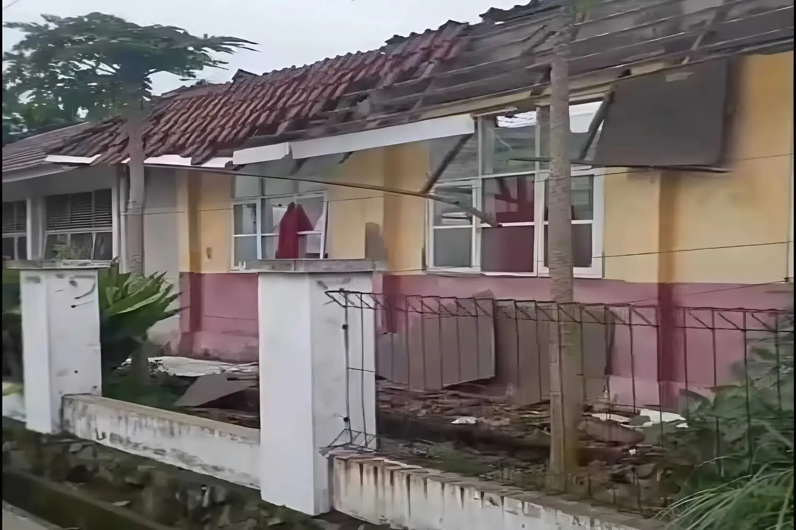 Tiga Atap SDN Jomin Barat 3 Karawang Roboh 1 Tiga Atap SDN Jomin Barat 3 Karawang Roboh