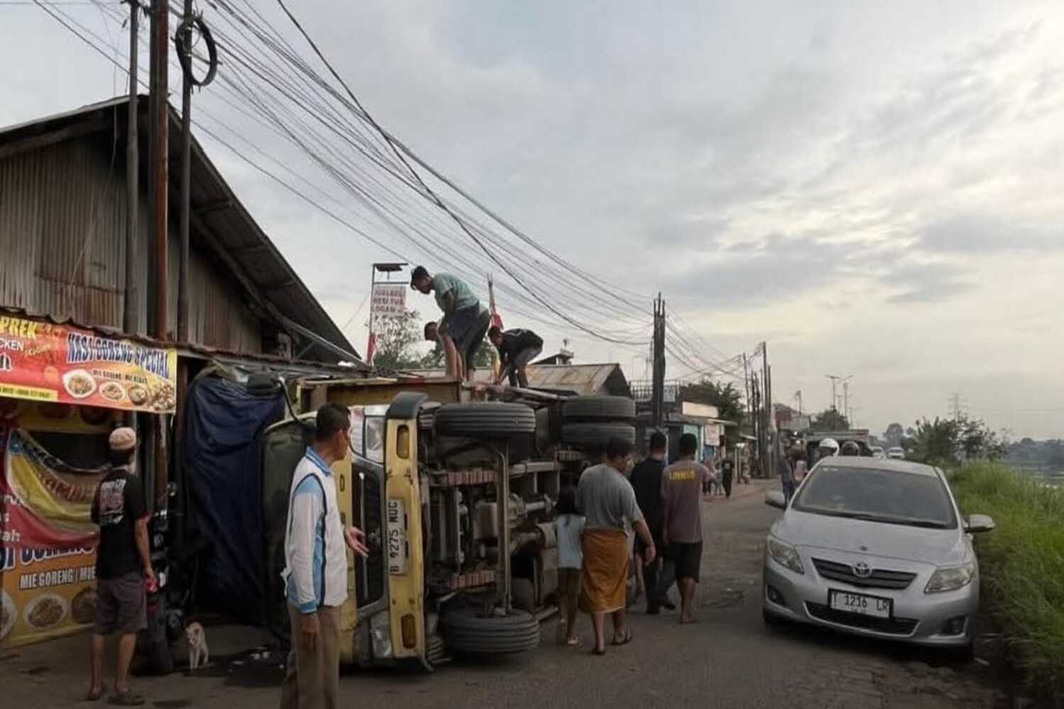 Truk Limbah Terguling di Telukjambe Timur Karawang
