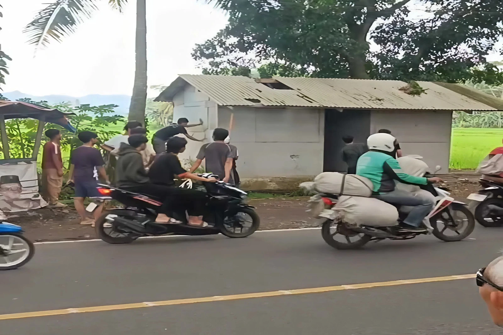 Warga Geram, 2 Kios Miras Oplosan di Cianjur Dirobohkan