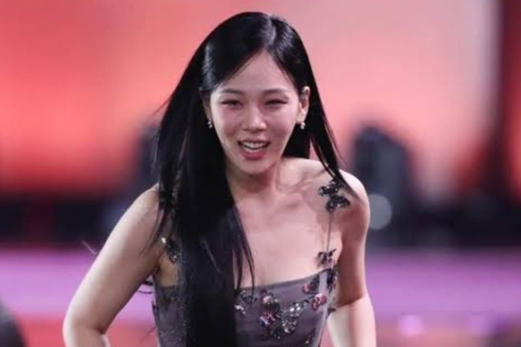 Aksi Panggung Memukau BIBI: Tampil Sensual dengan Koreografi Baru 1 Aksi Panggung Memukau BIBI: Tampil Sensual dengan Koreografi Baru