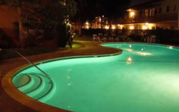 Bahaya Berenang Malam Hari: Benarkah Hanya Mitos Belaka?