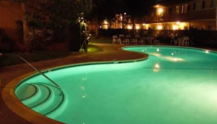 Bahaya Berenang Malam Hari: Benarkah Hanya Mitos Belaka?