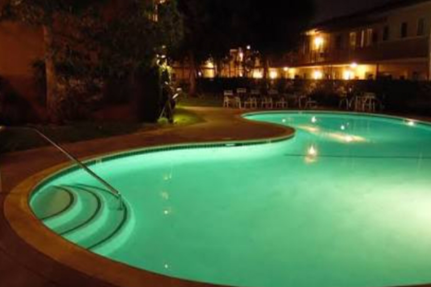 Bahaya Berenang Malam Hari: Benarkah Hanya Mitos Belaka?