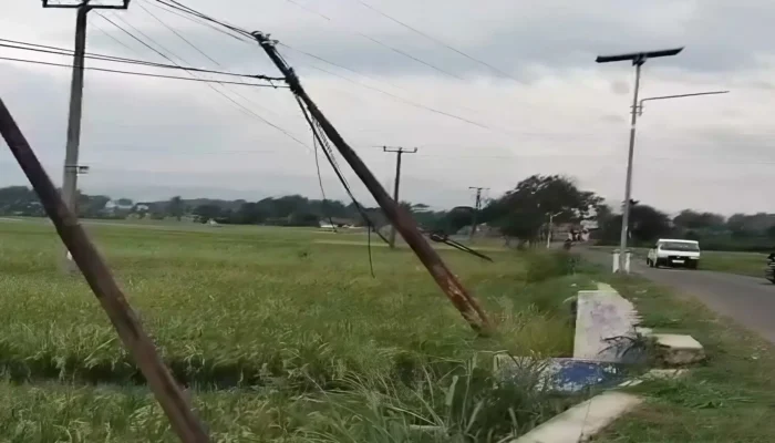 Bahaya Mengintai! Tiang Kabel Miring ke Sawah di Kertamukti Cianjur