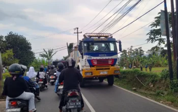 Bus Pariwisata Lepas Kendali di Depan DPRD Bandung Barat