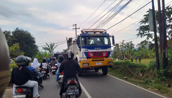 Bus Pariwisata Lepas Kendali di Depan DPRD Bandung Barat