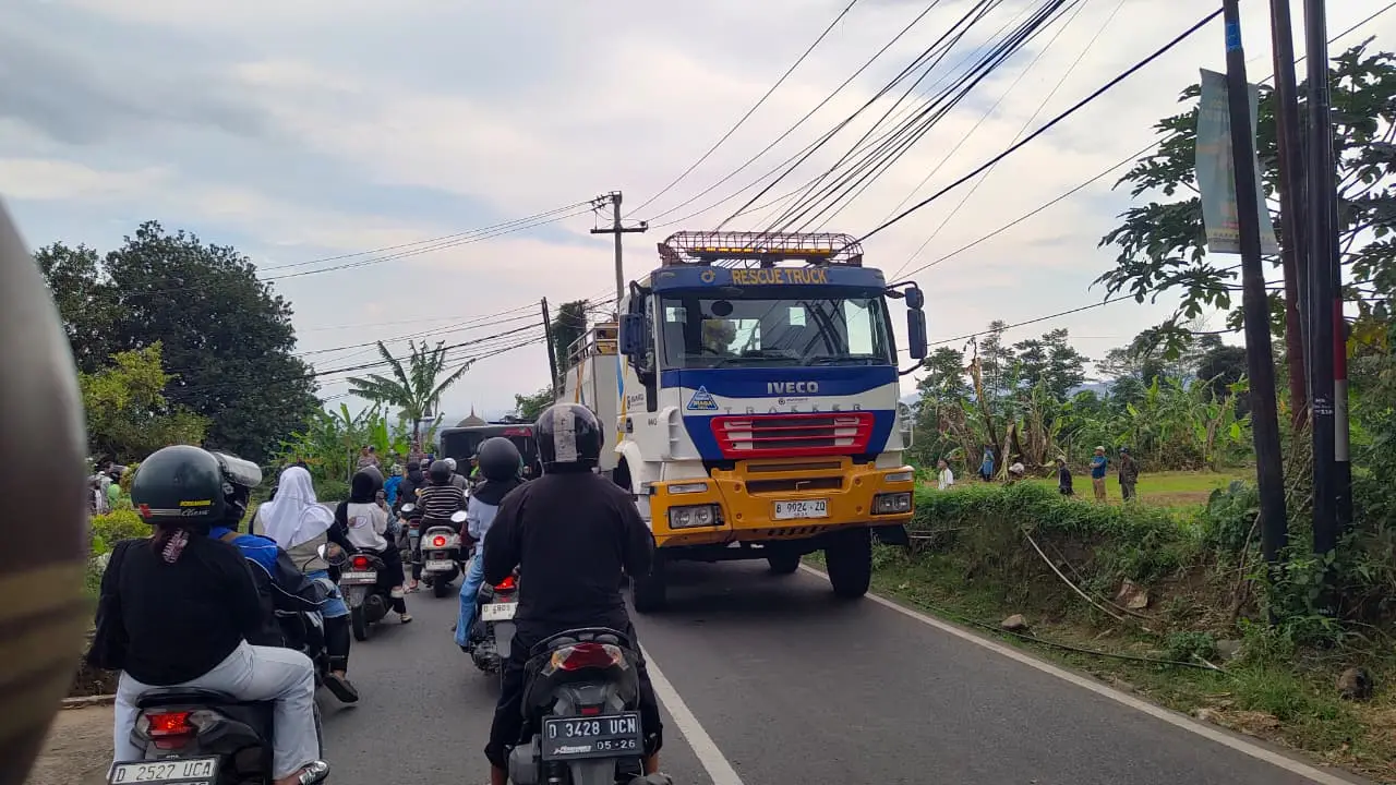 Bus Pariwisata Lepas Kendali di Depan DPRD Bandung Barat