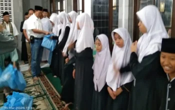 Cahaya Ramadhan di Masjid At-Tholibin Kala LCS Memeluk Yatim dalam Kehangatan Buka Bersama dan Memberikan Santunan
