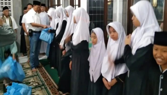 Cahaya Ramadhan di Masjid At-Tholibin: Kala LCS Memeluk Yatim dalam Kehangatan Buka Bersama dan Memberikan Santunan