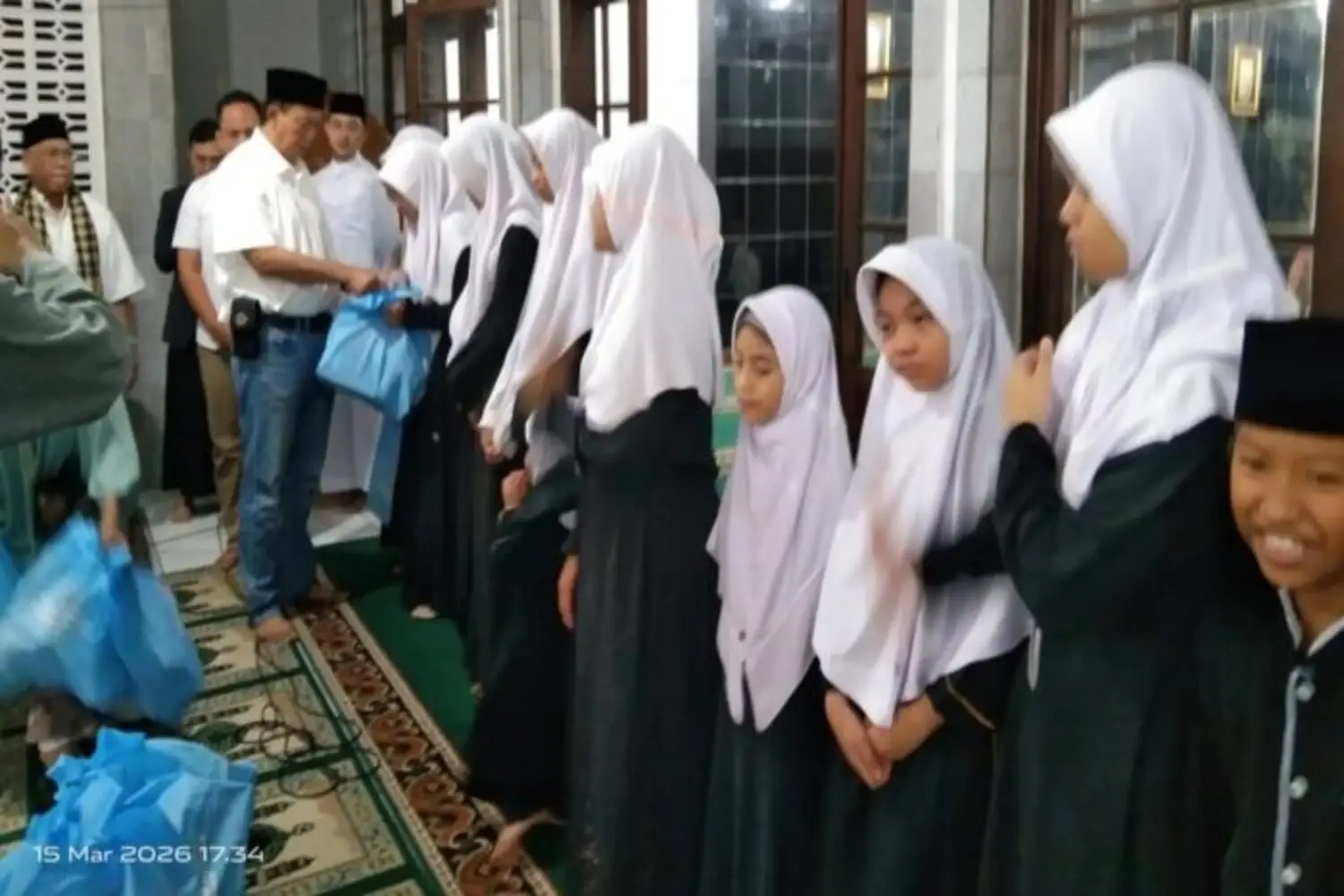 Cahaya Ramadhan di Masjid At-Tholibin Kala LCS Memeluk Yatim dalam Kehangatan Buka Bersama dan Memberikan Santunan