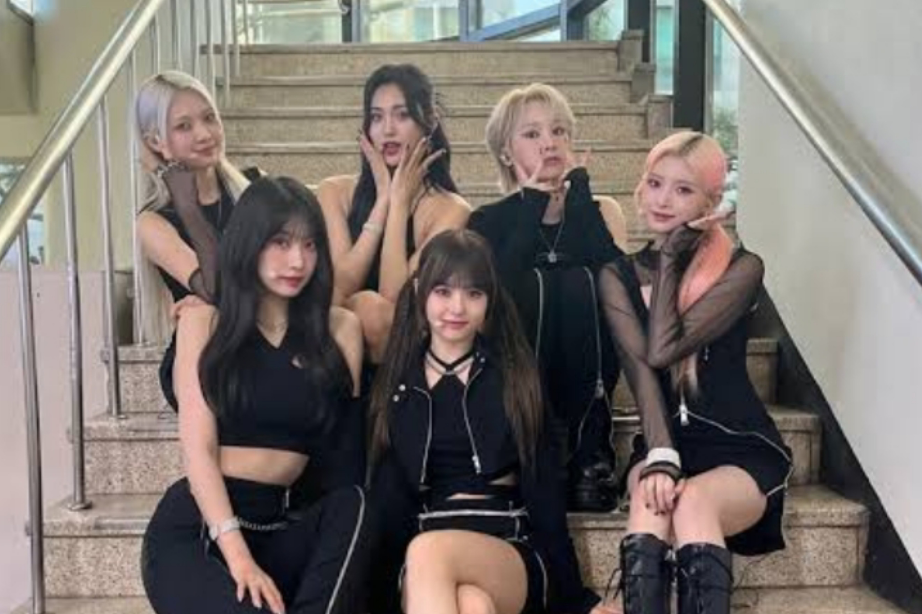 Comeback Formasi Baru! EVERGLOW Rilis Album 'CODE' dan Siap Tur Dunia 2026 1 Comeback Formasi Baru! EVERGLOW Rilis Album 'CODE' dan Siap Tur Dunia 2026