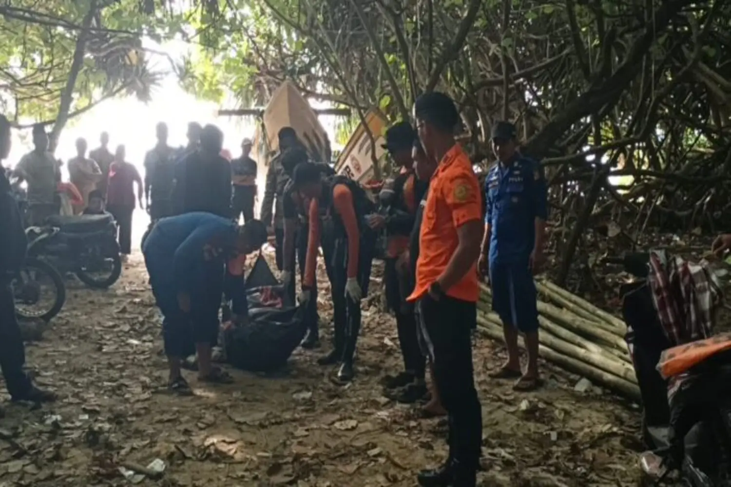 Ditemukan Telungkup 150 Meter dari Bibir Pantai Alor Ujung Genteng, Jasad Ace Berhasil Dievakuasi Tim SAR Gabungan Pagi Ini!