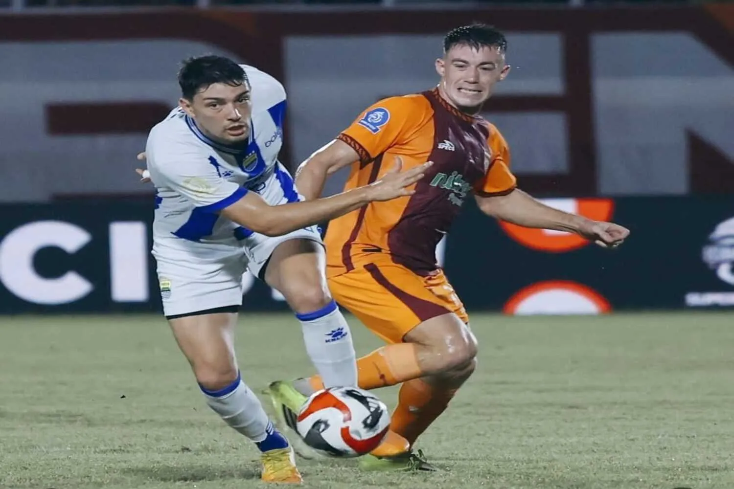 Duel Panas: Borneo Paksa Persib Berbagi Poin