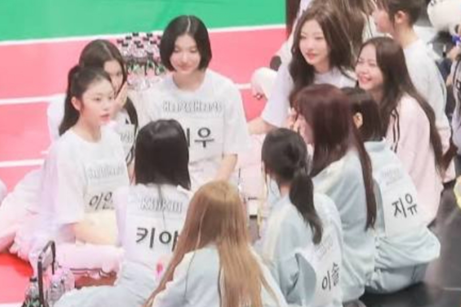 Duel Visual Hearts2Hearts dan KiiiKiii di Knowing Bros