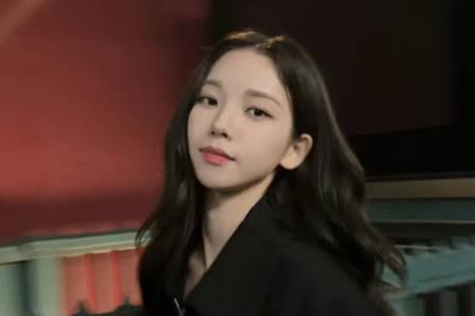 Gaya 'No Pants' Karina aespa yang Menjadi Tren Fashion Terbaru