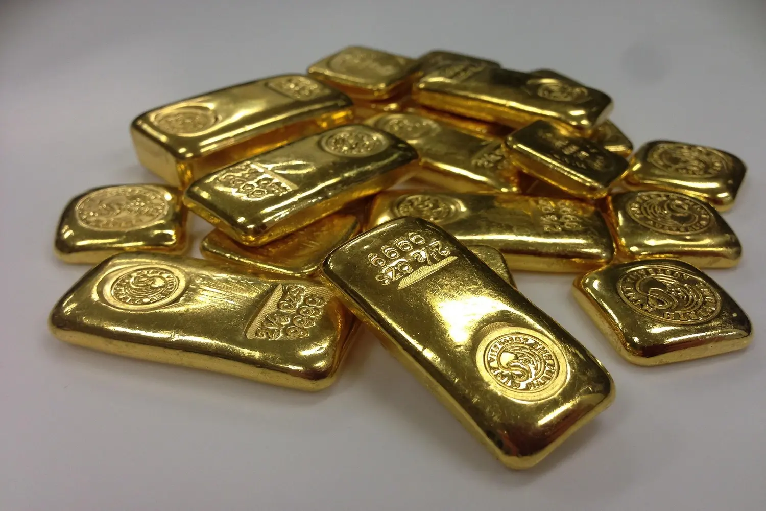 Harga Emas Antam Turun Tipis, Saatnya Borong