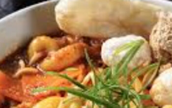 Hobi Makan Seblak? Waspadai Risiko Kesehatan di Balik Pedasnya!