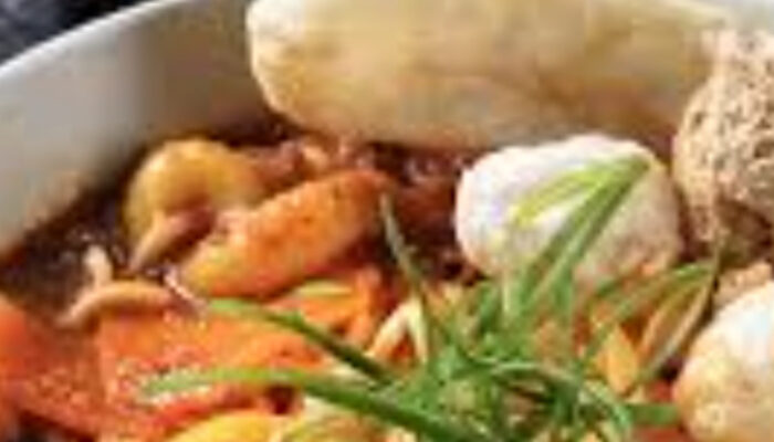 Hobi Makan Seblak? Waspadai Risiko Kesehatan di Balik Pedasnya!