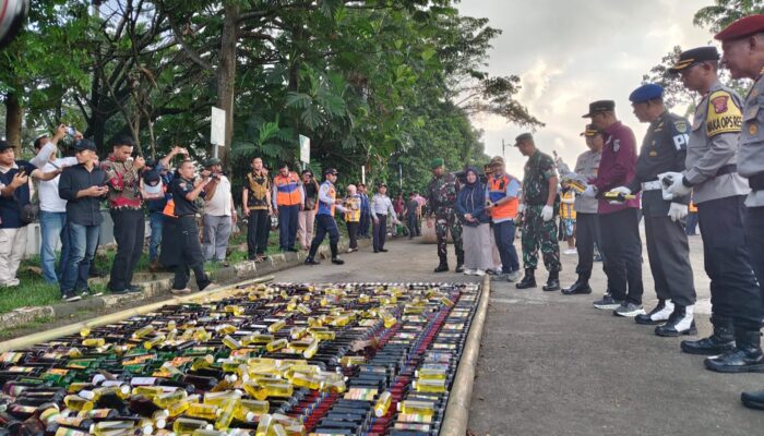 Sikat Penyakit Masyarakat, Ribuan Botol Miras Digilas Alat Berat di Sukabumi