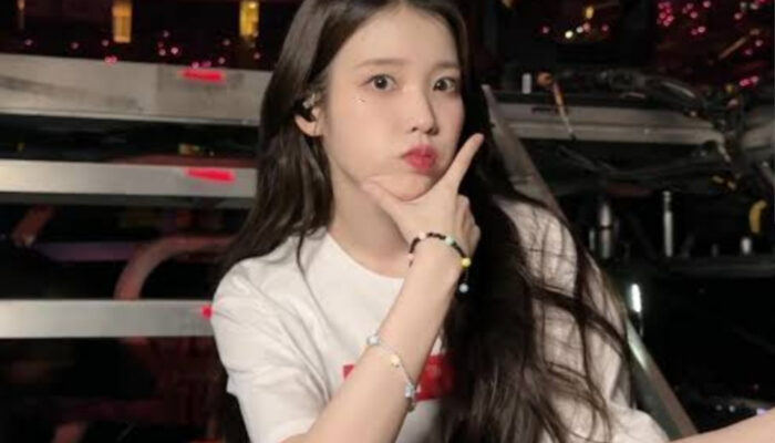 IU Tampil Mempesona sebagai “Dewi Musim Semi”