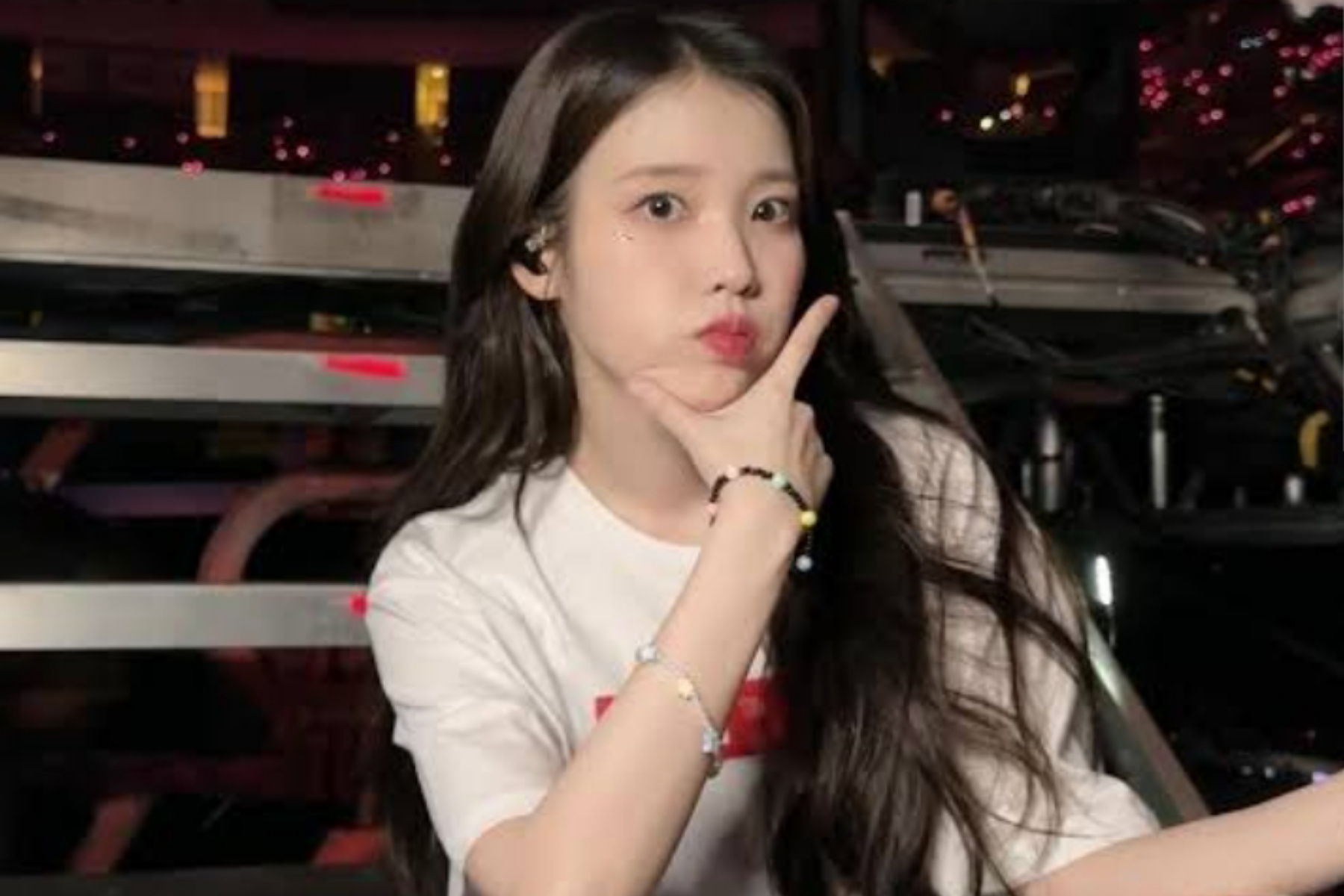 IU Tampil Mempesona sebagai "Dewi Musim Semi"